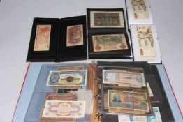 Four albums of worldwide banknotes.