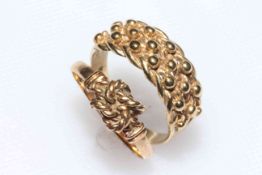 Two 9 carat gold rope design rings.