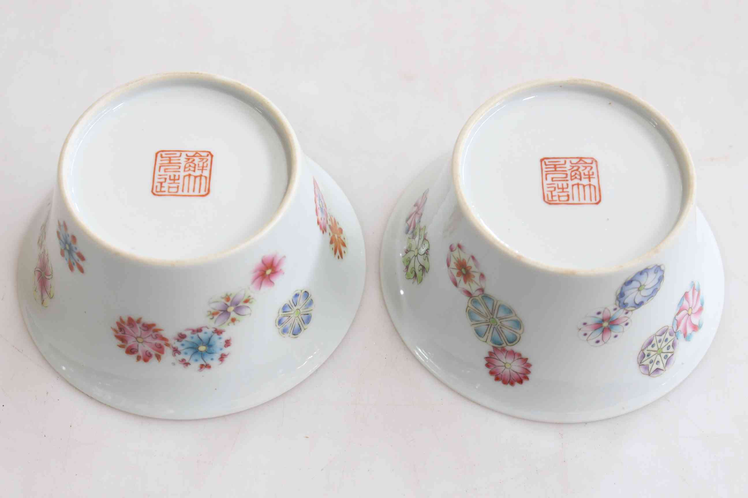Pair Chinese tea bowls with 'floating roundels' decoration. - Image 2 of 2