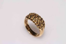 18 carat gold rope twist and bead ring, hallmarked Sheffield 1918.