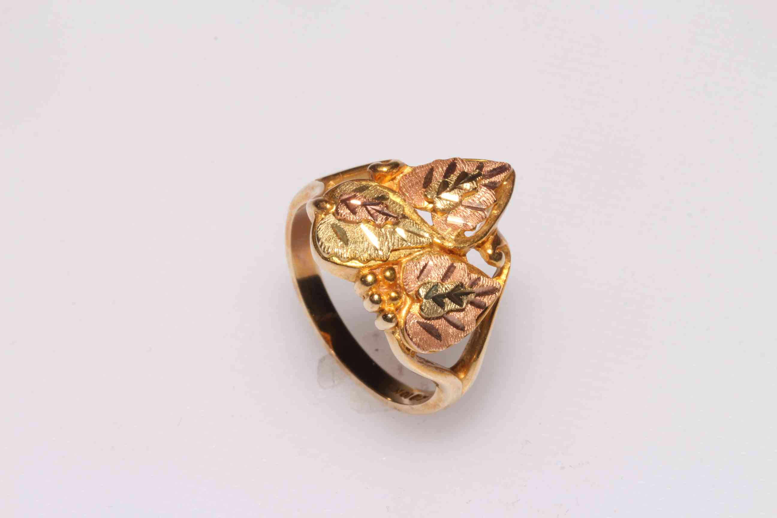 10 carat three coloured gold vine ring, size L/M.