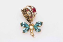 Two 9 carat gold gem set rings, memorial ring, and gilt insect brooch (5).