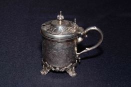 Victorian silver lidded mustard pot, having flat chased decoration and on ornate scroll feet, 10cm.