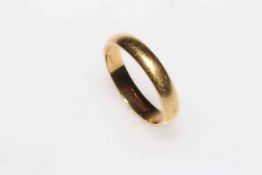 18 carat gold wedding band ring, size P.