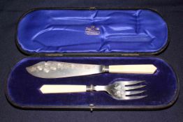 Mappin and Webb cased pair of silver bladed fish servers, Sheffield 1907.