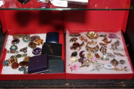 Costume jewellery comprising approximately 140 colourful brooches.