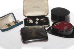 Silver cigarette case, collar studs and cufflinks and novelty top hat box.