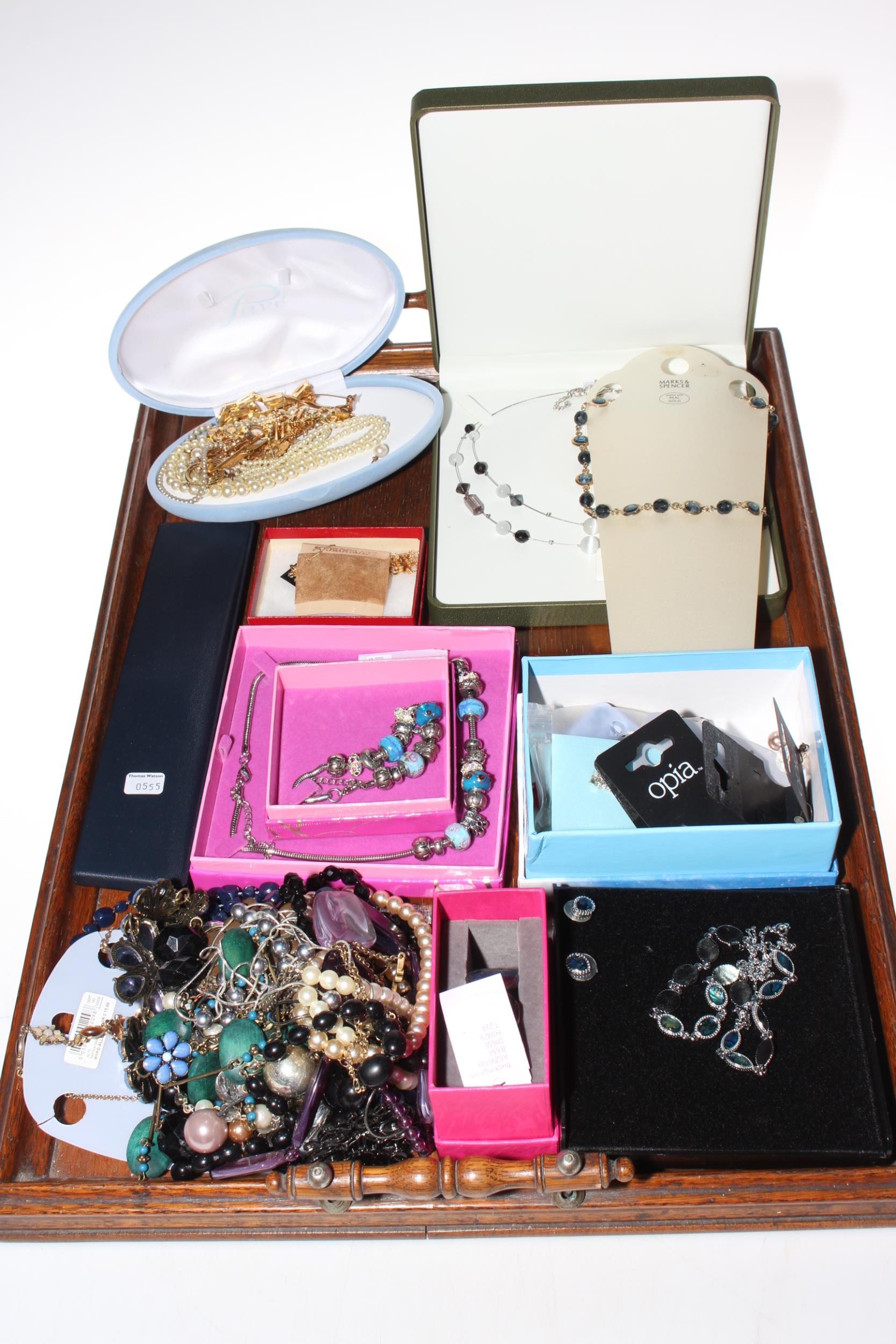 Collection of assorted costume jewellery.