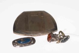 Silver compact, four silver and white metal rings and a brooch (6).