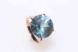 9 carat gold large blue stone ring, size N.