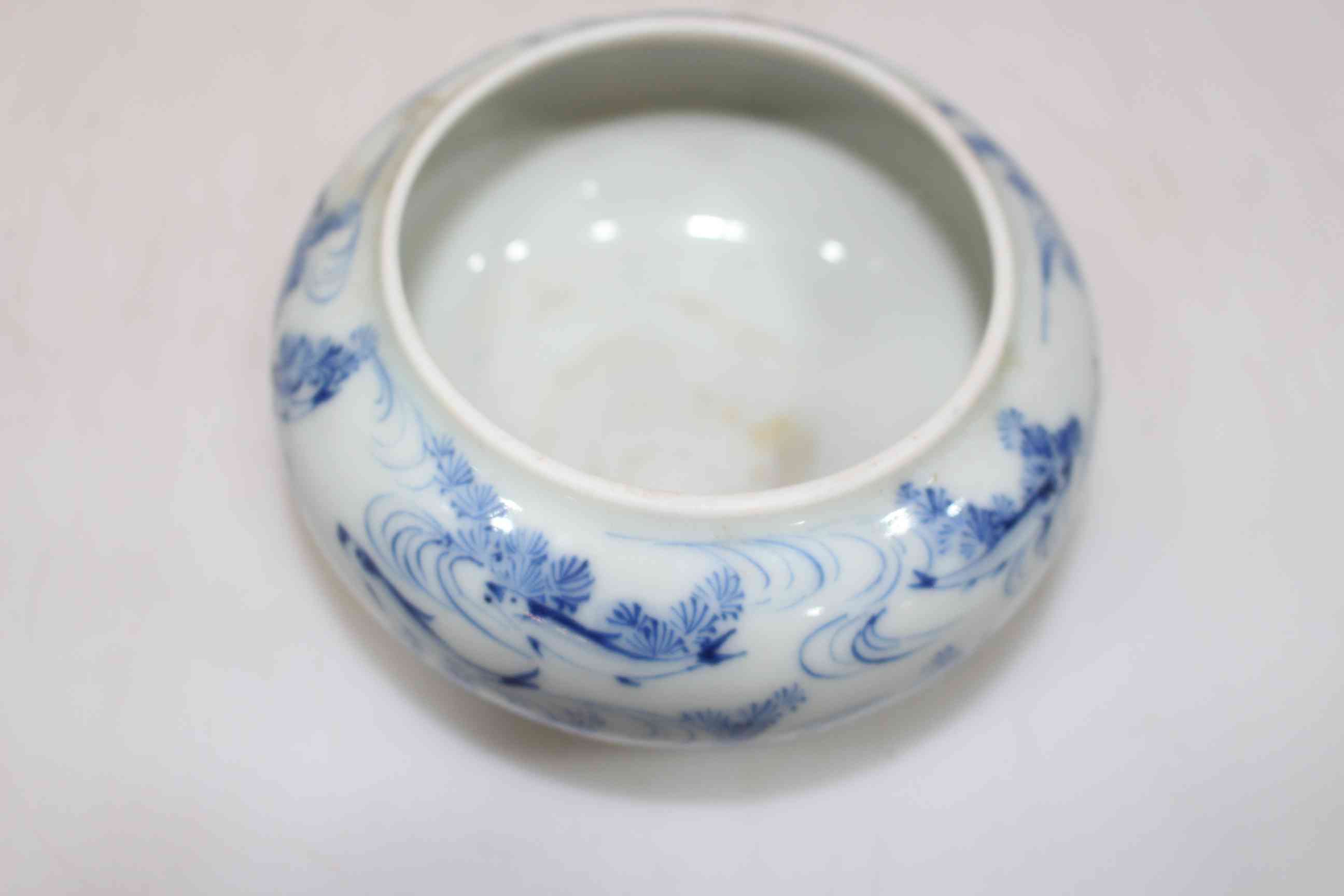 Chinese blue and white bowl with fish decoration, 10.5cm dia. - Image 4 of 5