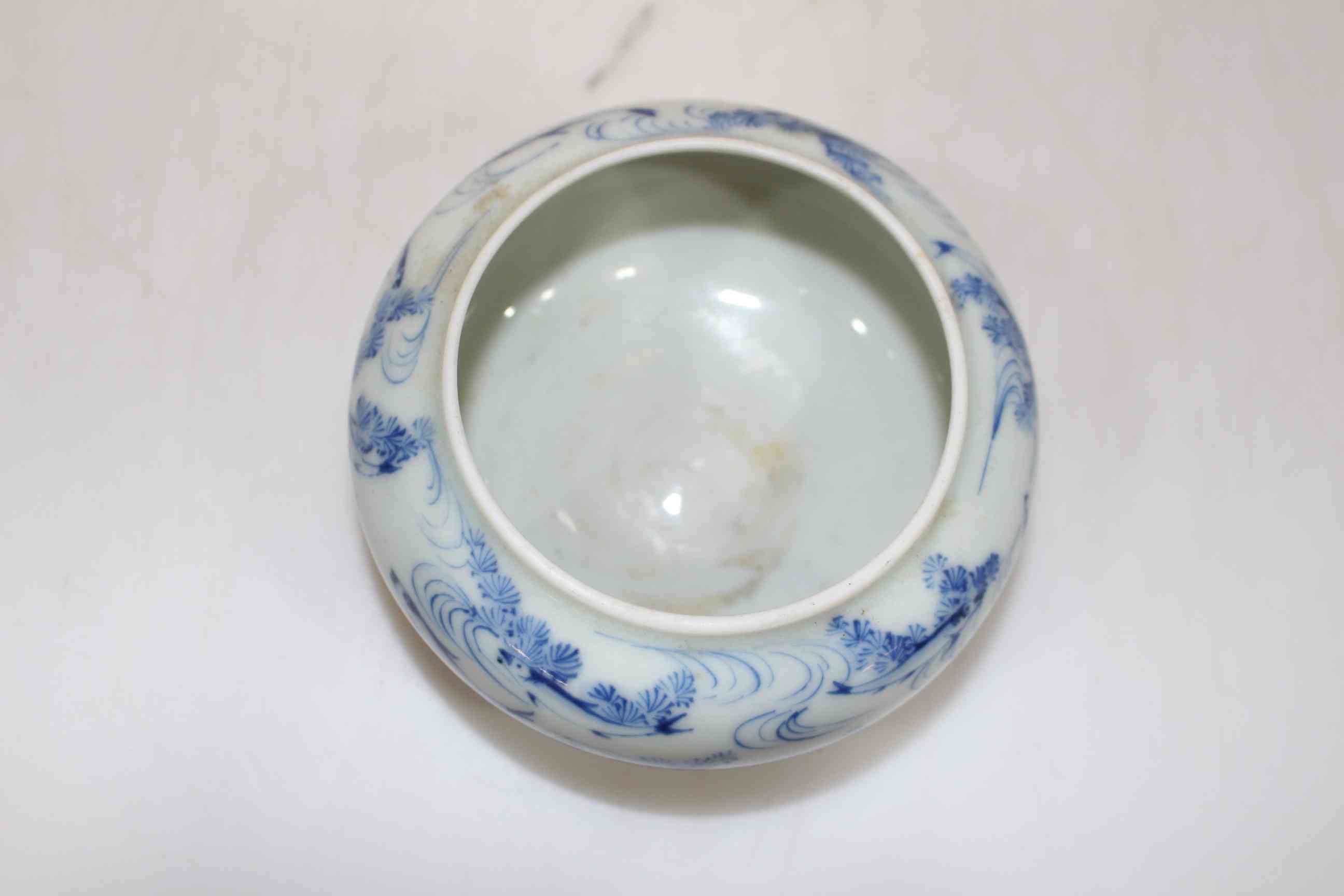 Chinese blue and white bowl with fish decoration, 10.5cm dia. - Image 5 of 5
