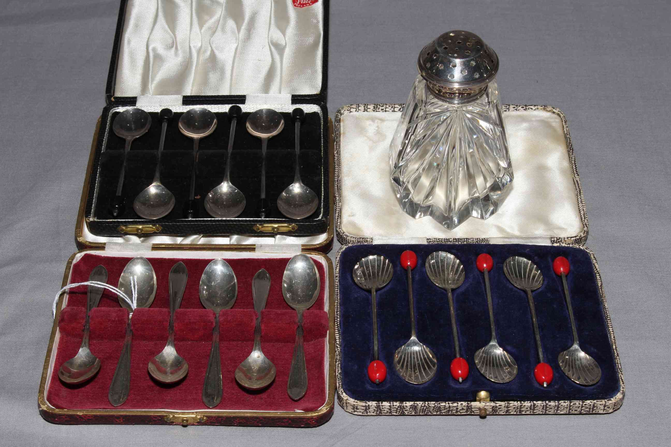 Cased set of silver teaspoons, Sheffield 1945,