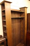 Early 20th Century oak bookcase, the open centre flanked by two opposing open ends,