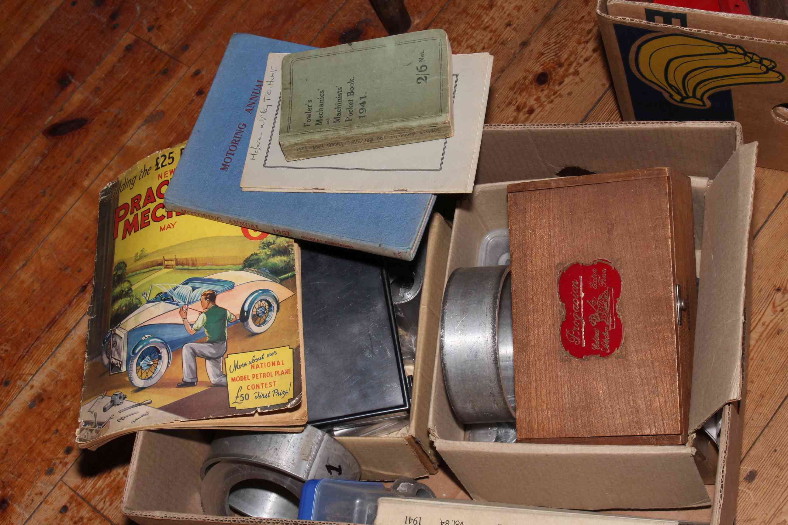 Collection of engine models, model soldiers, pocket watches, car horns, motoring and engineer books, - Image 4 of 5