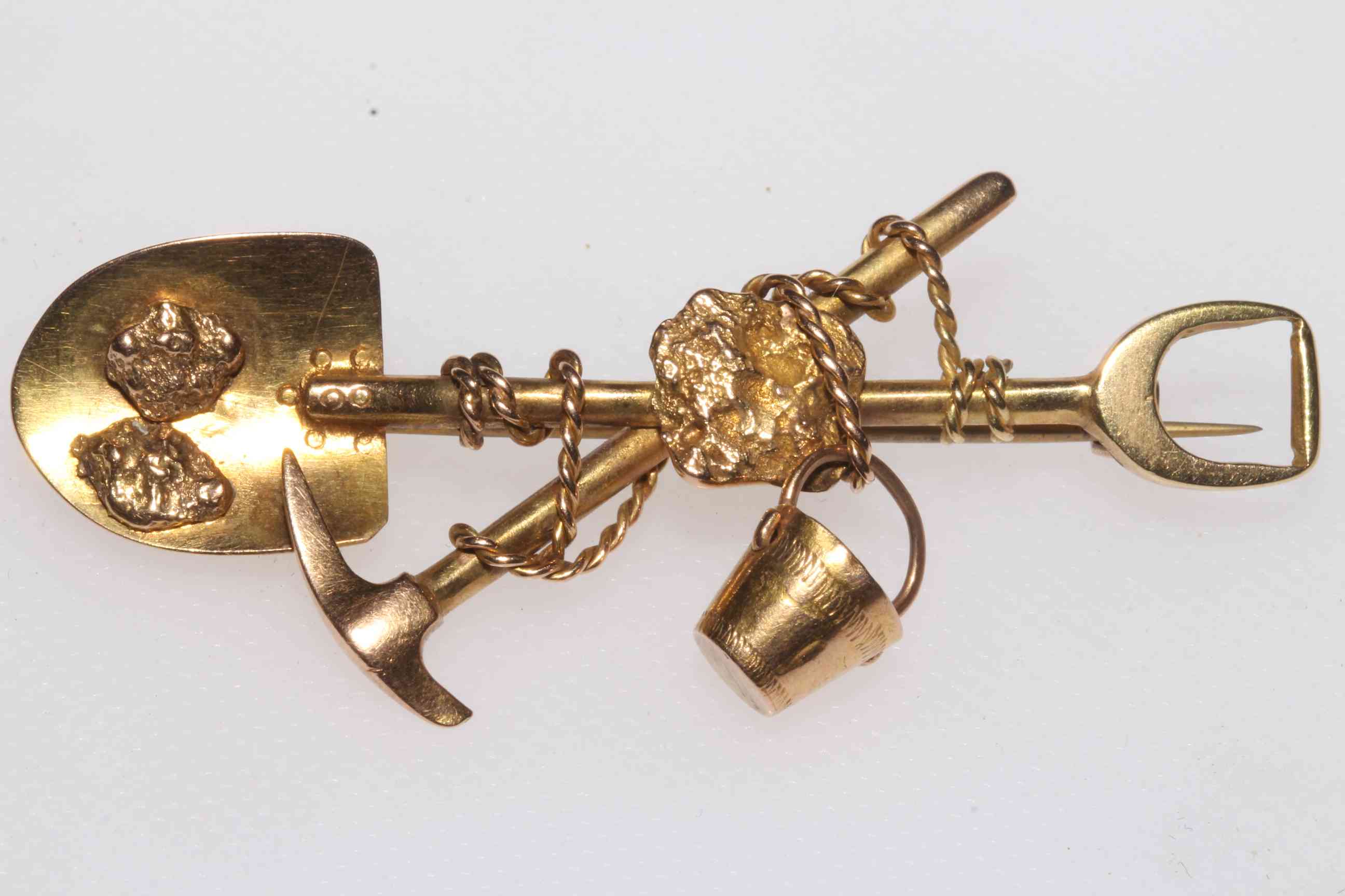 18 carat gold 'Klondike' brooch, 5.5cm across.