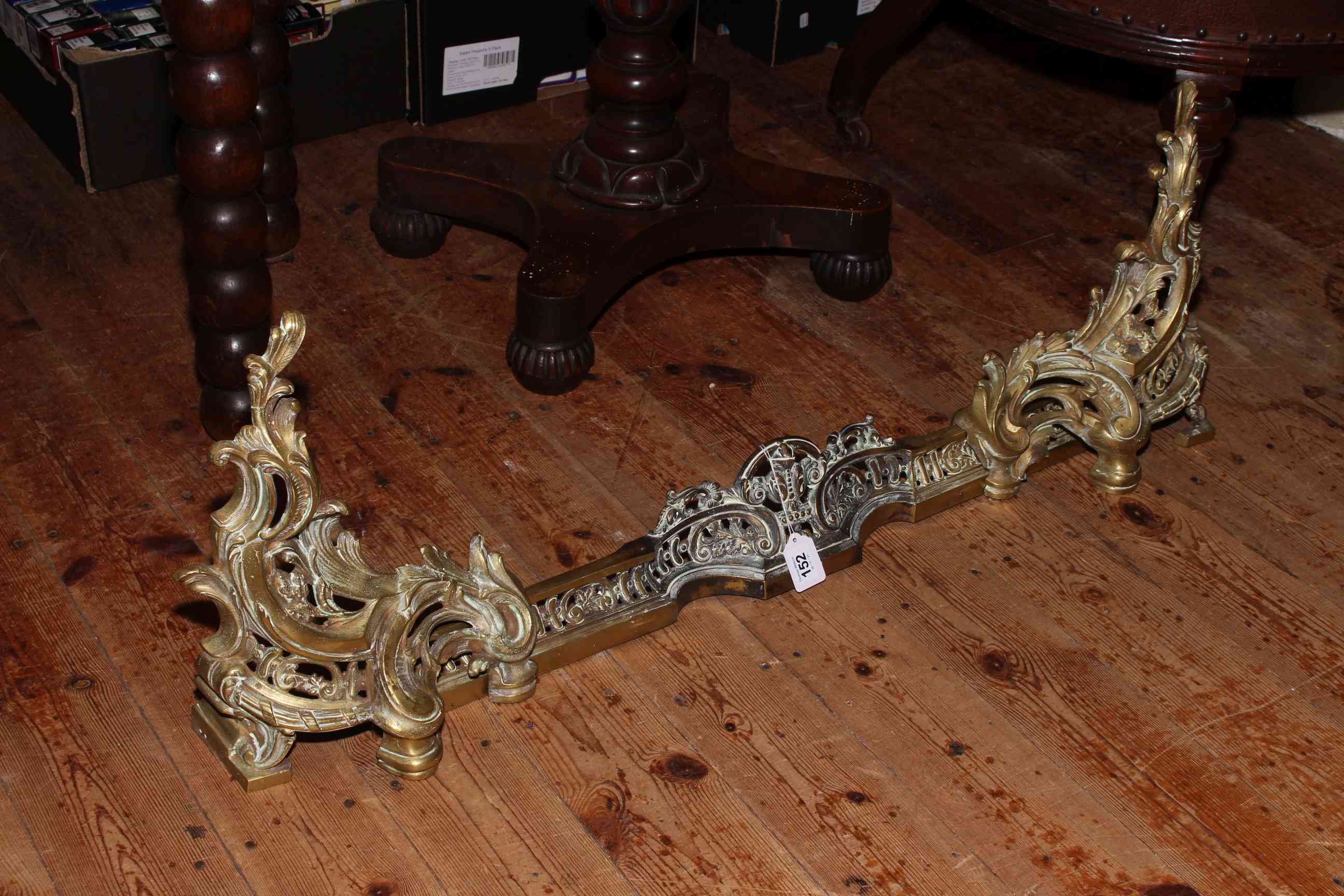 Ornate brass fender, 102cm by 33cm.