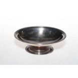 Silver oval tazza, London 1982, 15.5cm across.