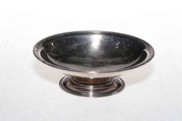 Silver oval tazza, London 1982, 15.5cm across.