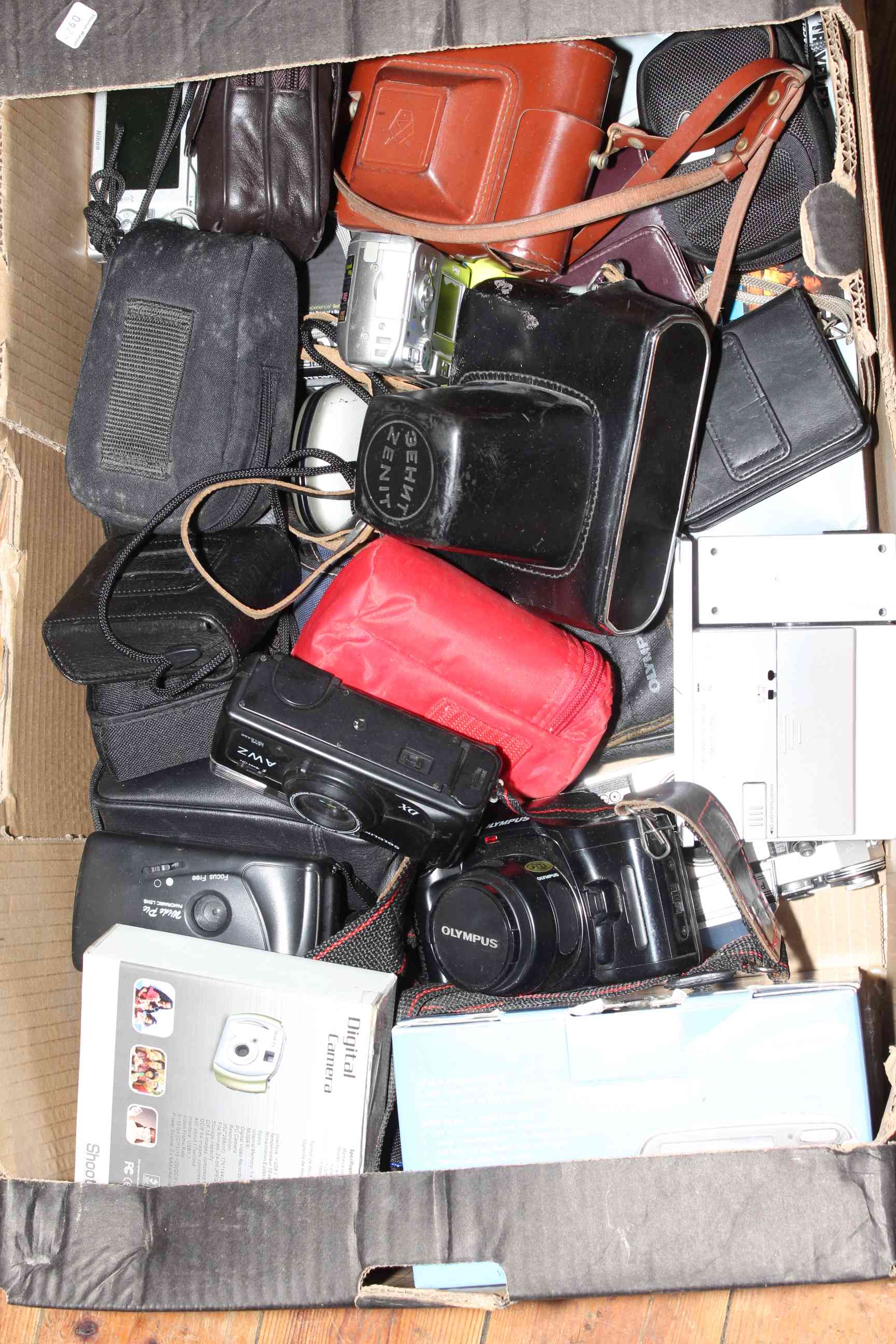Collection of cameras and binoculars. - Image 2 of 2