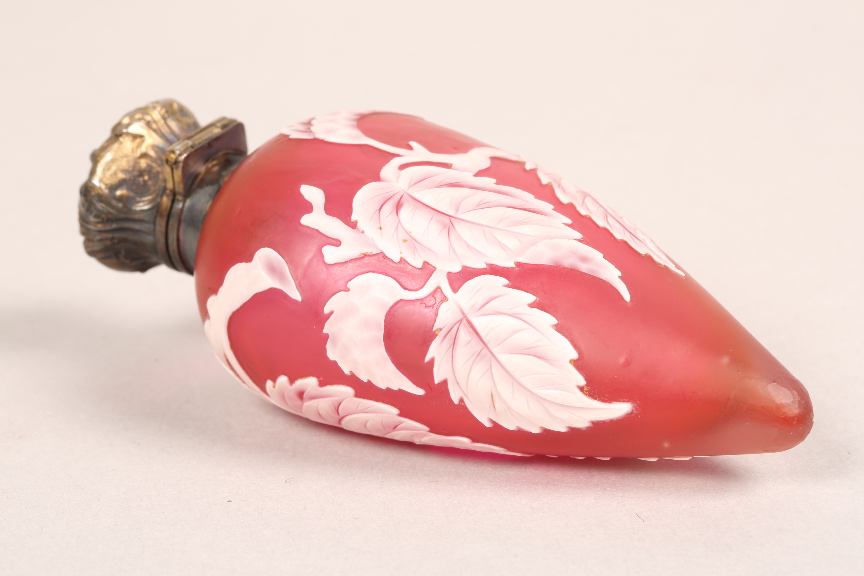 Thomas Webb red cameo glass scent bottle, unmarked white metal top, decorated with berries and - Image 4 of 8