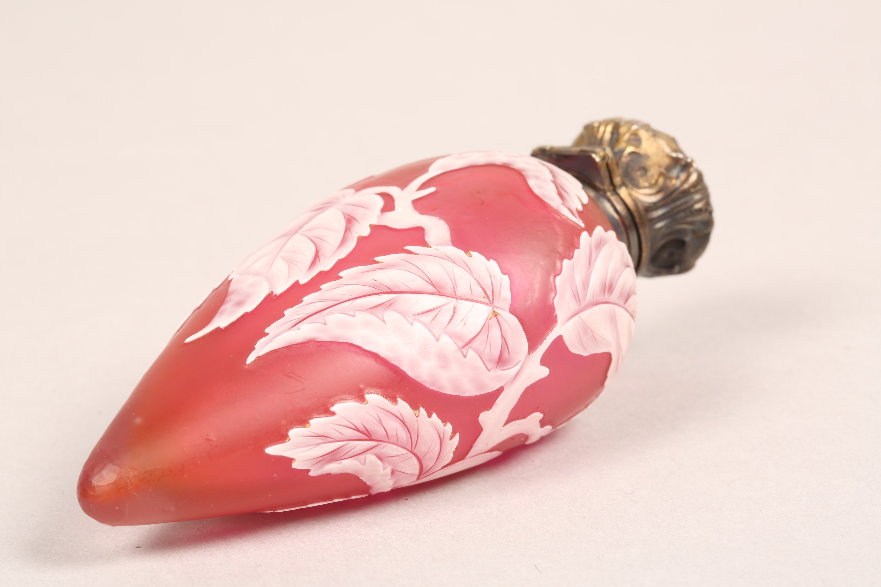Thomas Webb red cameo glass scent bottle, unmarked white metal top, decorated with berries and - Image 5 of 8