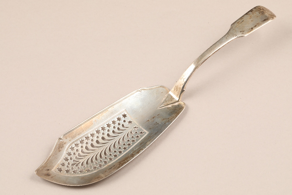 George IV silver fish slice, assay marked London 1820, 28.5cm long, weight 115g.