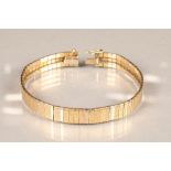 Ladies 18 carat tri-coloured gold bracelet, formed with white, yellow and rose gold, 19cm long,