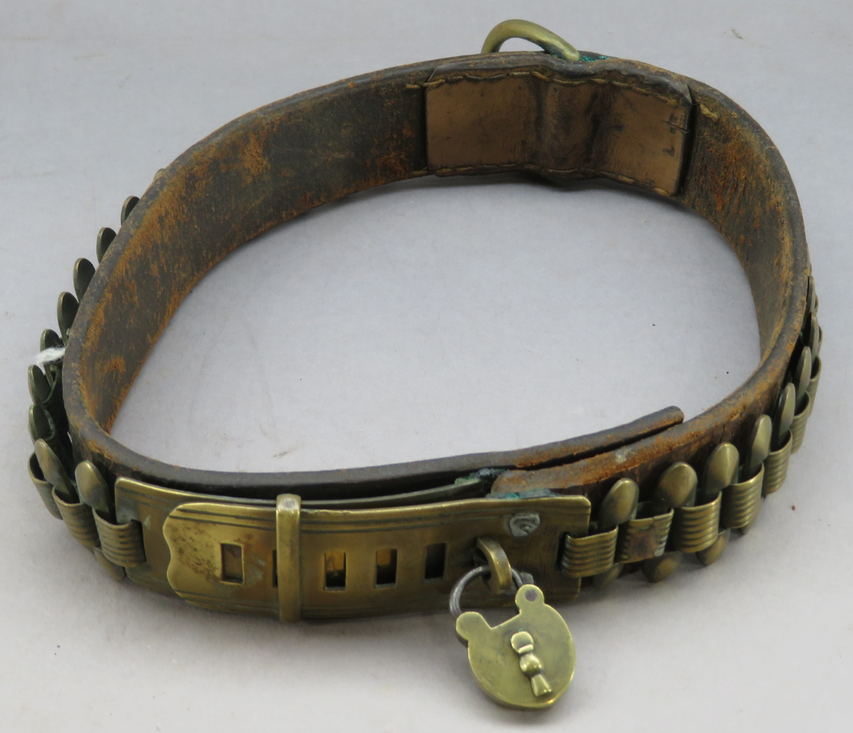 Ⓦ A BRASS-MOUNTED LEATHER DOG COLLAR AND PADLOCK^ LATE 19TH/20TH CENTURY