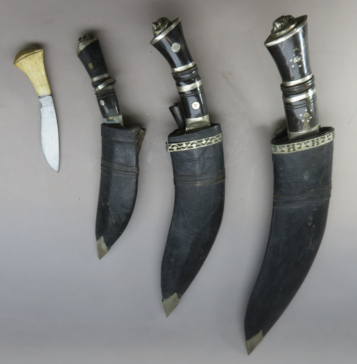 Ⓦ TWO BURMESE SWORDS (DHA)^ LATE 19TH/20TH CENTURY; A MASSIVE GURKHA KUKRI KNIFE AND FOUR FURTHER - Image 2 of 3