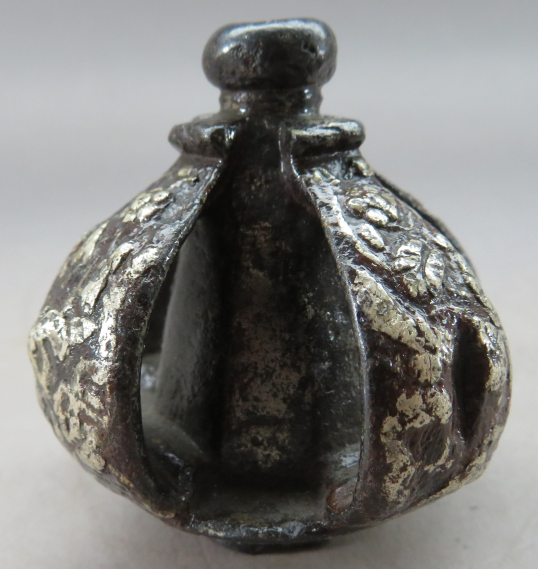 Ⓦ A DETACHED POMMEL FROM AN ENGLISH SILVER-ENCRUSTED RAPIER^ CIRCA 1620