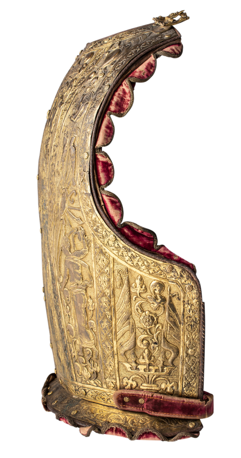 ‡ A FINE AND EXCEPTIONALLY RARE NORTH GERMAN PARADE CUIRASS WITH EMBOSSED AND CHASED DECORATION, LAT - Image 6 of 9