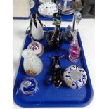 A tray of decorative art glass,