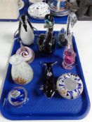 A tray of decorative art glass,