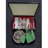 A tray of part dressing table set,