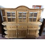 A mid century pine kitchen dresser CONDITION REPORT: The upper section lifts off.