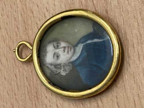 An early 18th century portrait miniature in high carat gold frame CONDITION REPORT: - Image 2 of 3