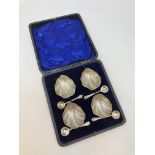 A boxed set of four Edwardian salts and spoons, London 1903.