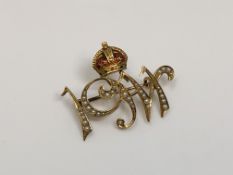 A 15ct gold pearl and enamel brooch 1911 (George V coronation), 4g.