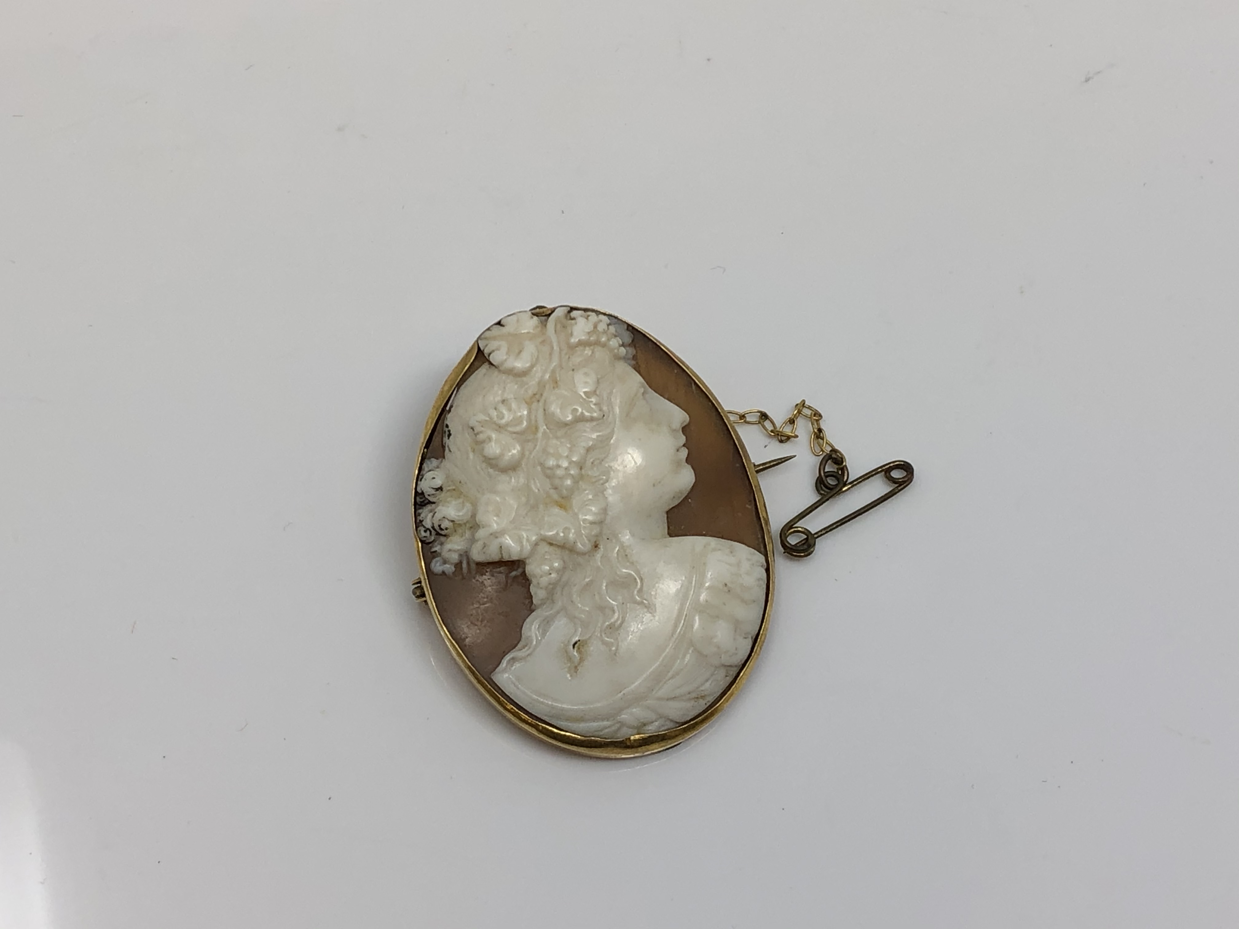 A yellow gold cameo brooch