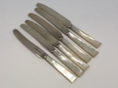 Six tea knives with mother of pearl handles, Sheffield 1938.