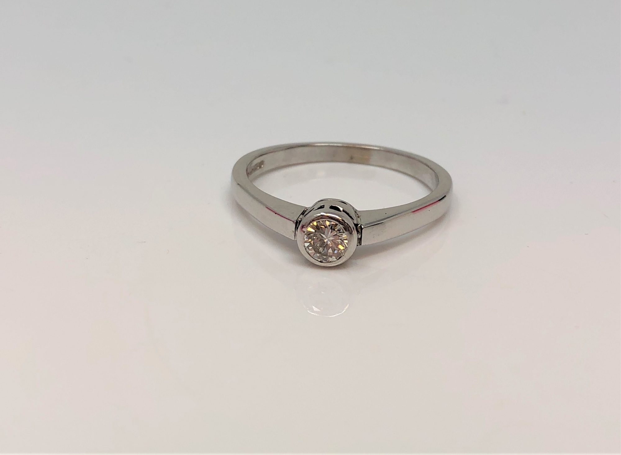An 18ct white gold diamond solitaire ring, approximately 0.