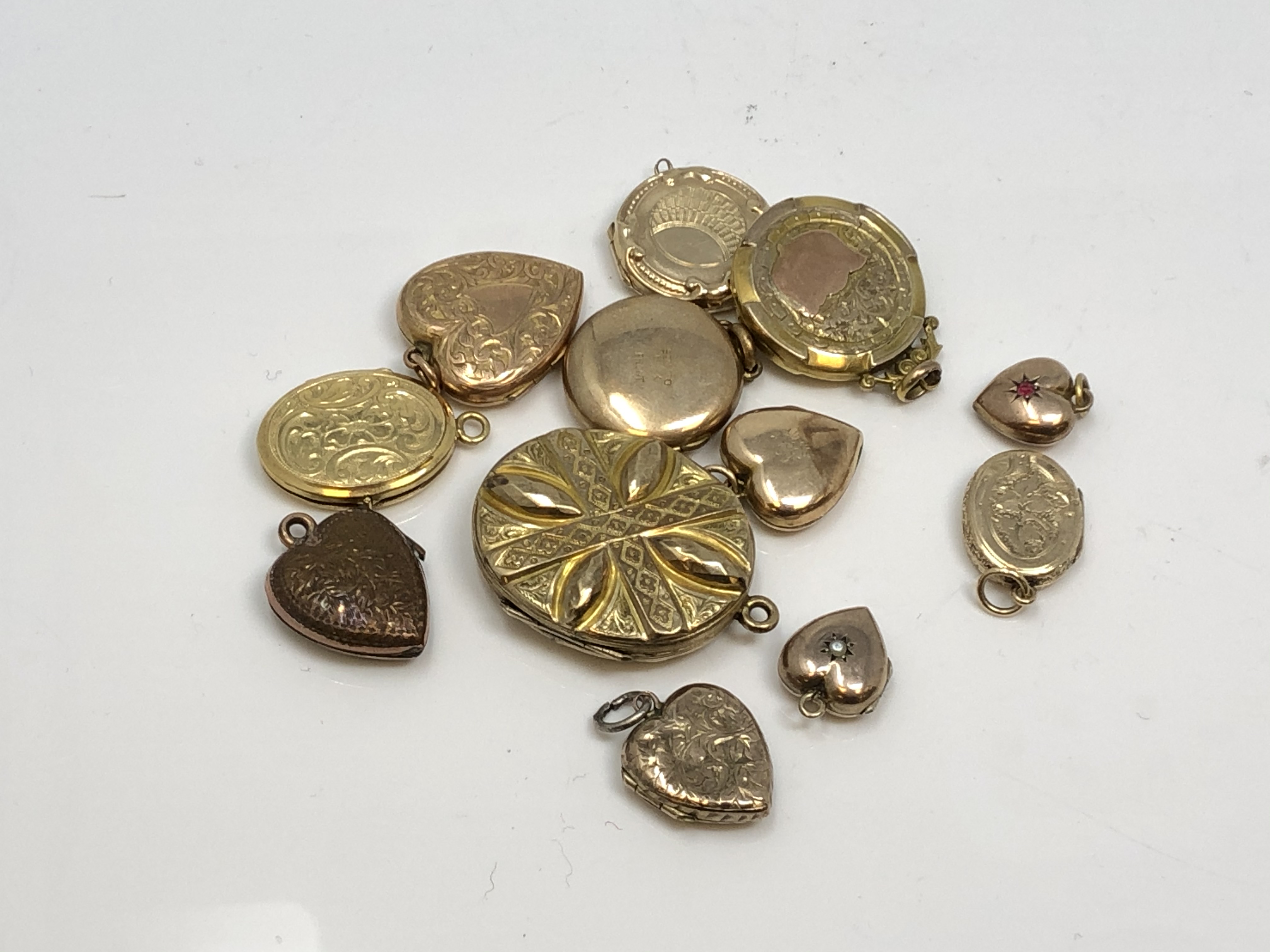 Thirteen miscellaneous yellow metal lockets.