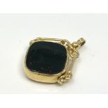 An antique 18ct gold agate fob, Chester 1908.