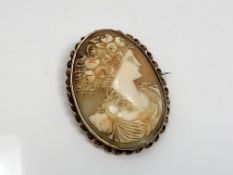 An antique gold cameo brooch 36.4 mm x 48.21 mm.