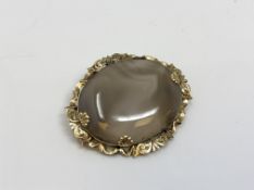 A yellow gold agate brooch / pendant