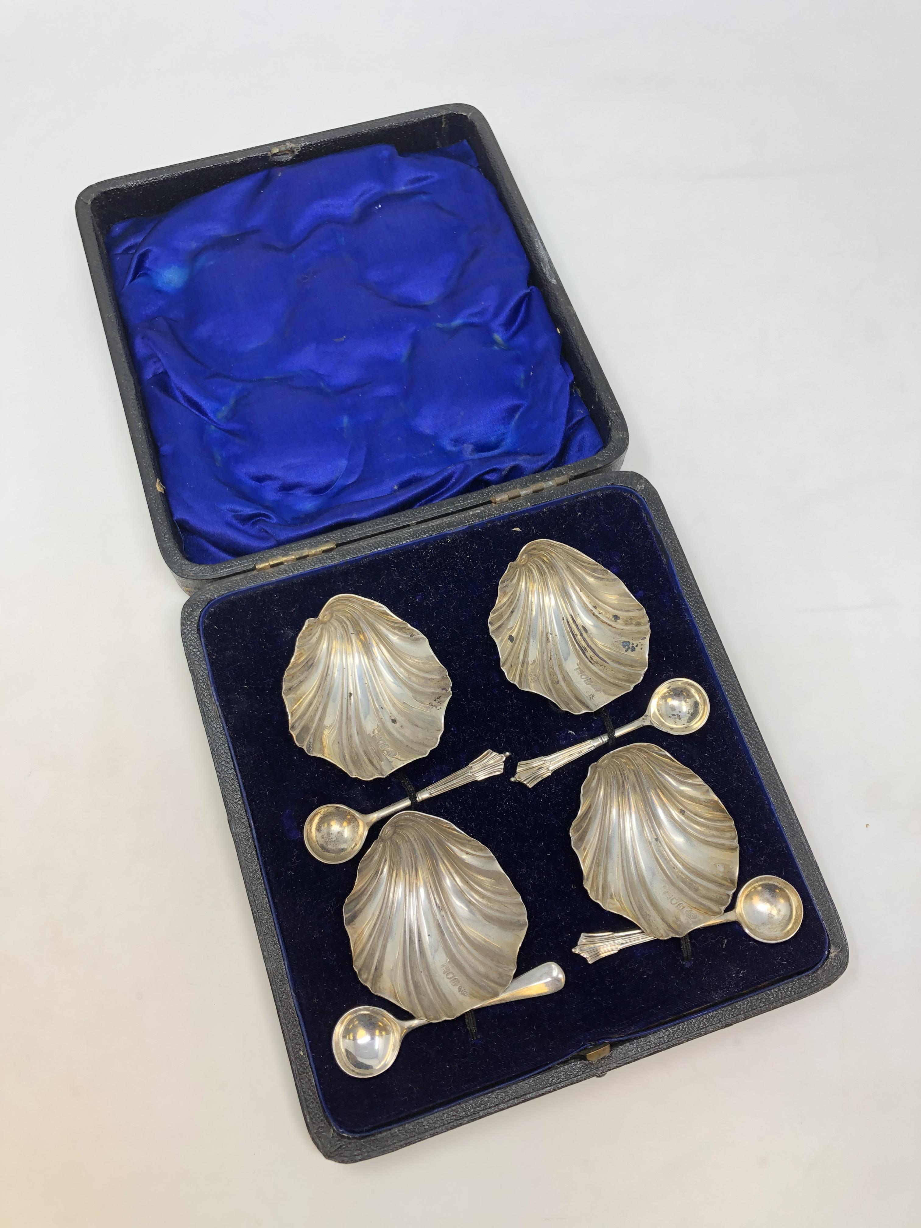 A boxed set of four Edwardian salts and spoons, London 1903.