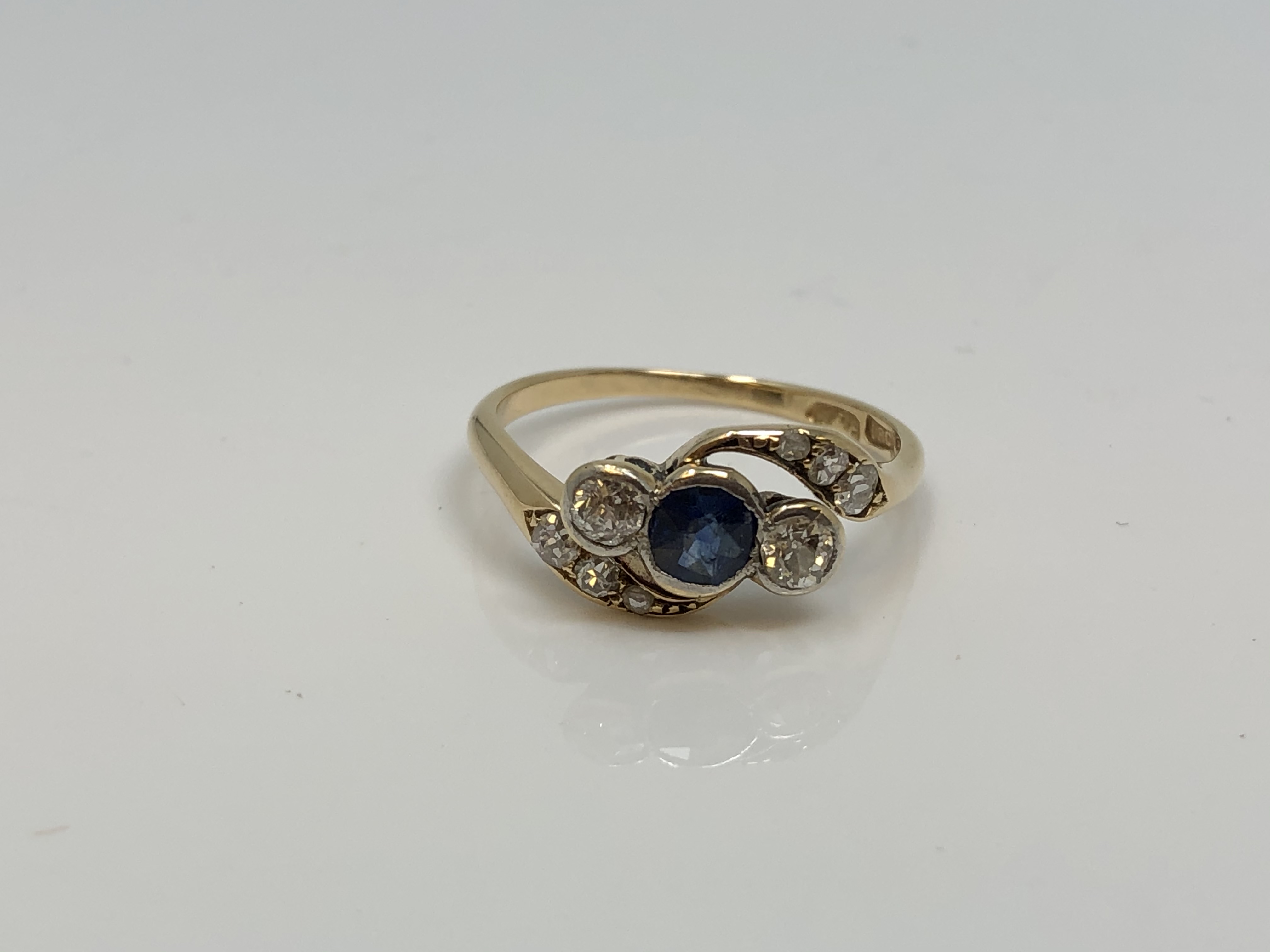 An antique 18ct gold sapphire and diamond ring, 2g.