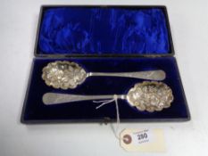 A good quality pair of silver fruit spoons, London 1903. CONDITION REPORT: 117g.