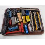 A tray of 00 gauge railway items,
